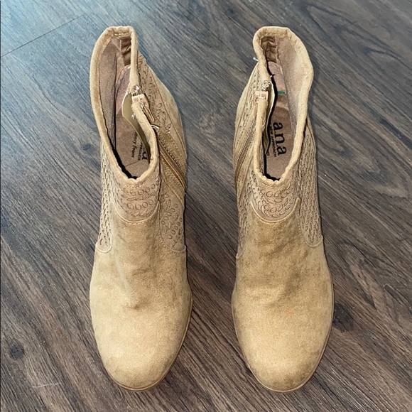 A.N.A Booties - Picture 1 of 3